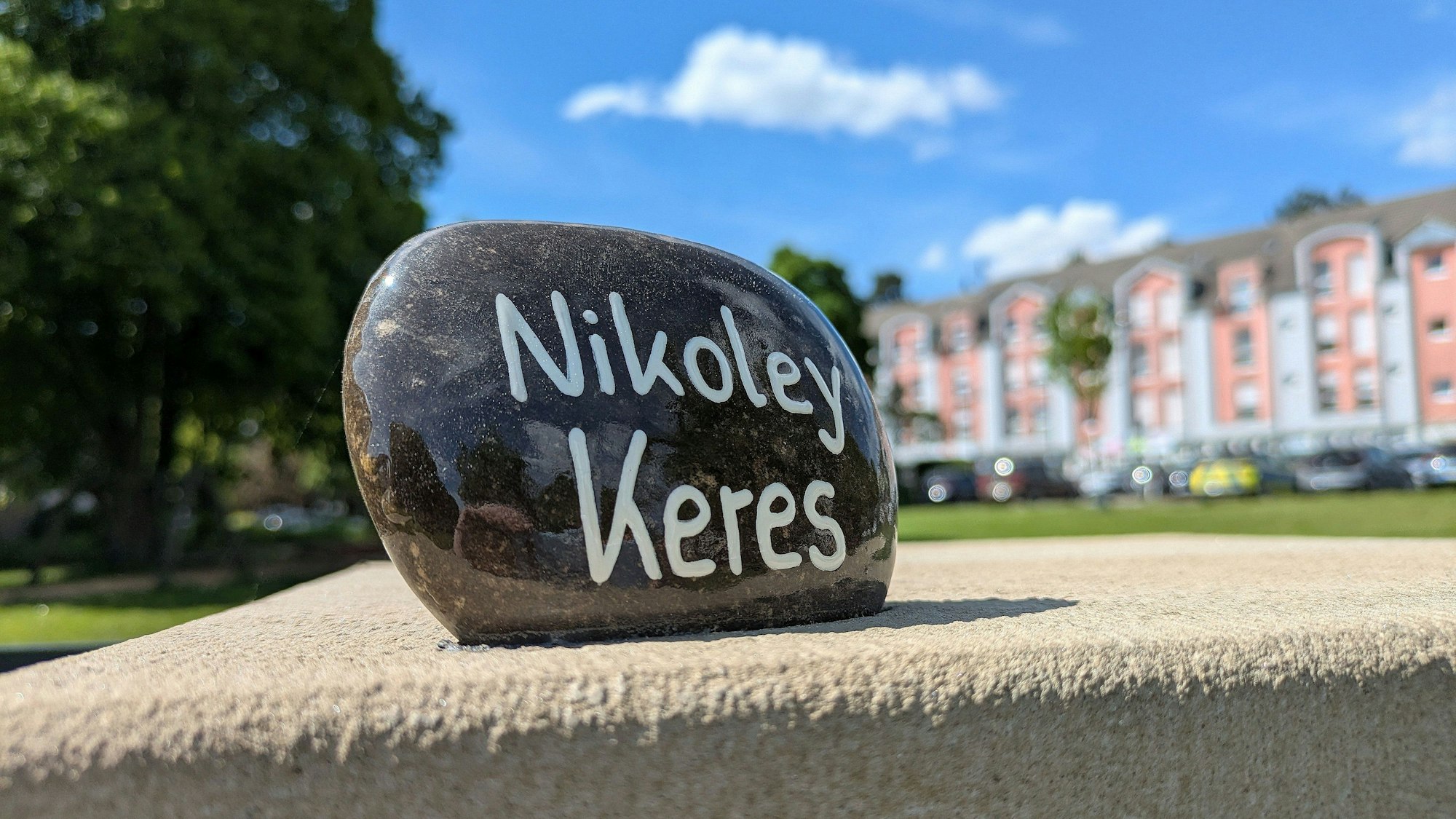 An der Gedenkstele vor dem Rathaus wurde der Erinnerungsstein für Nikoley Keres nachträglich hinzugefügt.