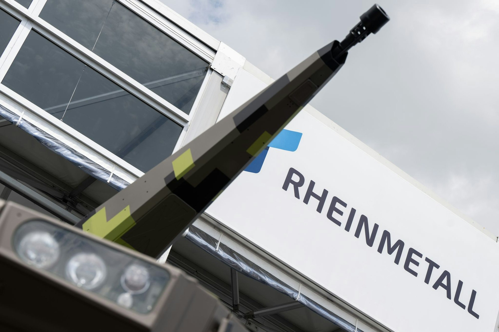 Bei der Luft- und Raumfahrtausstellung ILA zeigte Rheinmetall ein Flugabwehr-Geschütz. Nun richtet sich der Blick nach oben zum Himmel - künftig sollen Weltraum-Satelliten wichtiger werden für die Waffenschmiede.
