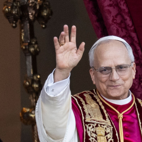 08.05.2025, Vatikan, Vatikanstadt: Der neu gewählte Papst Leo XIV., der US-Amerikaner Robert Prevost, erscheint nach dem Konklave auf dem Balkon des Petersdoms im Vatikan. Foto: Marijan Murat/dpa +++ dpa-Bildfunk +++