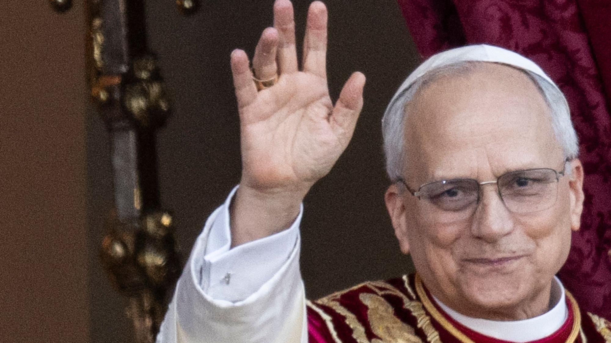 08.05.2025, Vatikan, Vatikanstadt: Der neu gewählte Papst Leo XIV., der US-Amerikaner Robert Prevost, erscheint nach dem Konklave auf dem Balkon des Petersdoms im Vatikan. Foto: Marijan Murat/dpa +++ dpa-Bildfunk +++