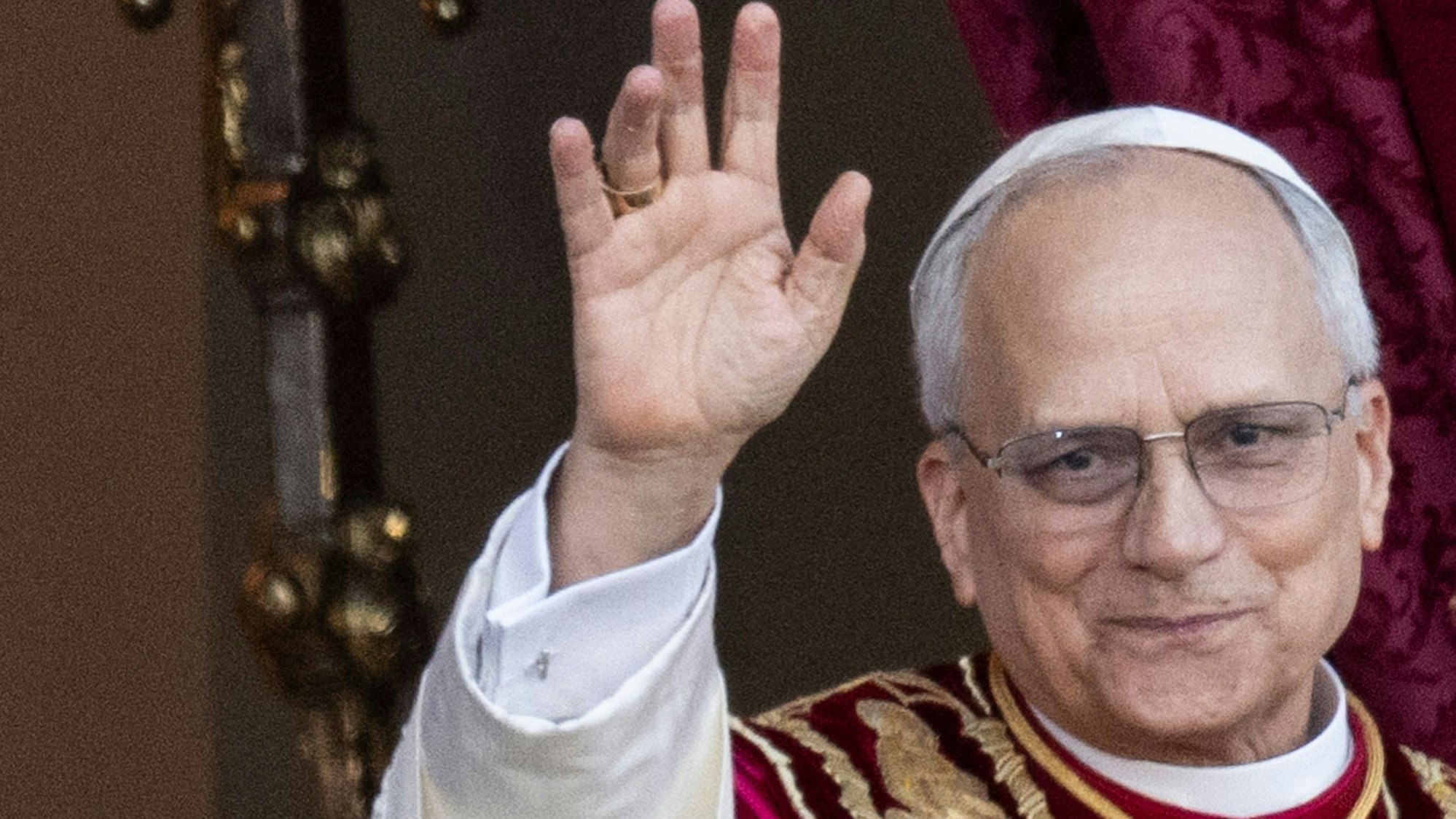 08.05.2025, Vatikan, Vatikanstadt: Der neu gewählte Papst Leo XIV., der US-Amerikaner Robert Prevost, erscheint nach dem Konklave auf dem Balkon des Petersdoms im Vatikan. Foto: Marijan Murat/dpa +++ dpa-Bildfunk +++