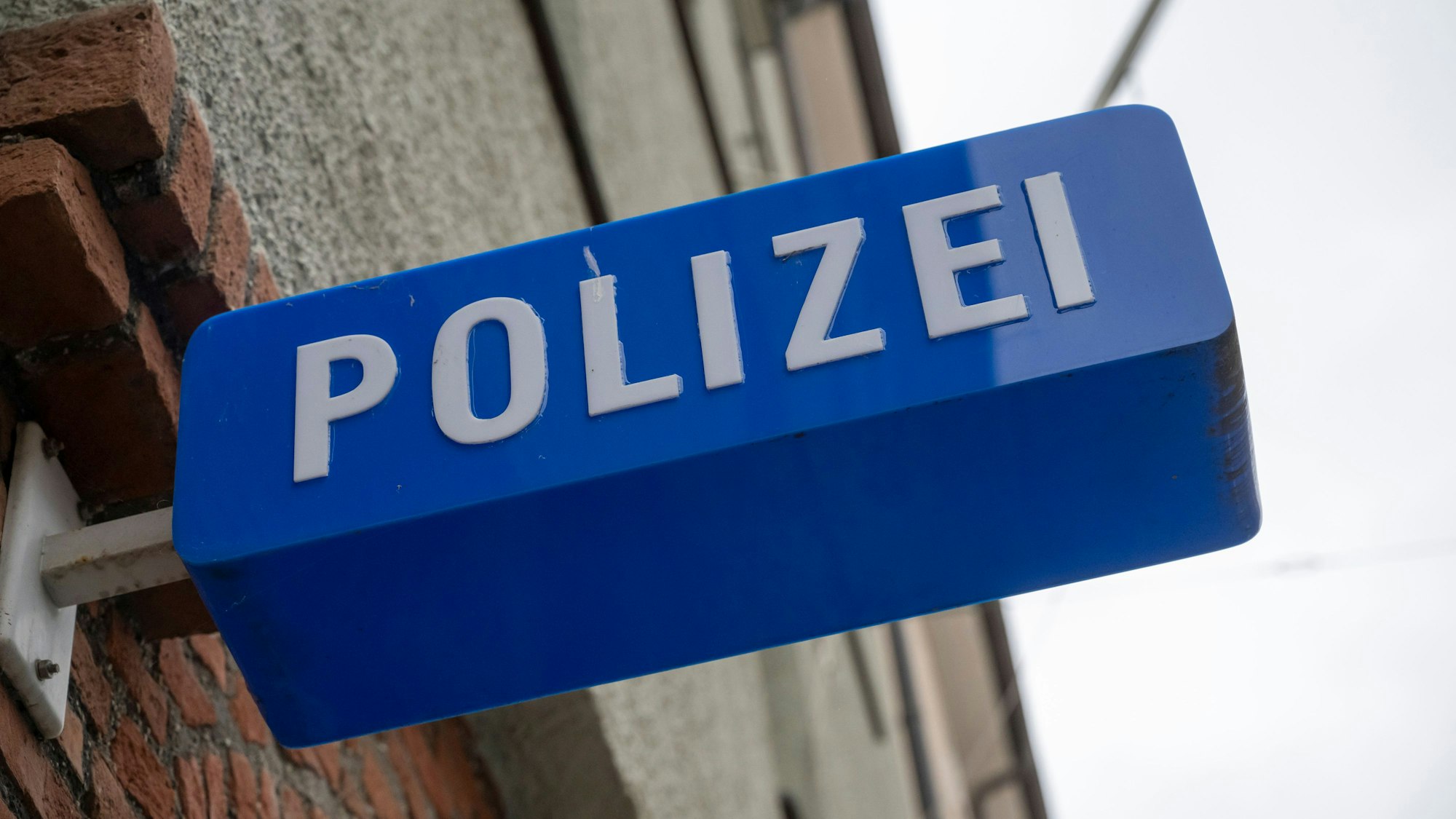 Das Foto zeigt ein Polizei-Schild.