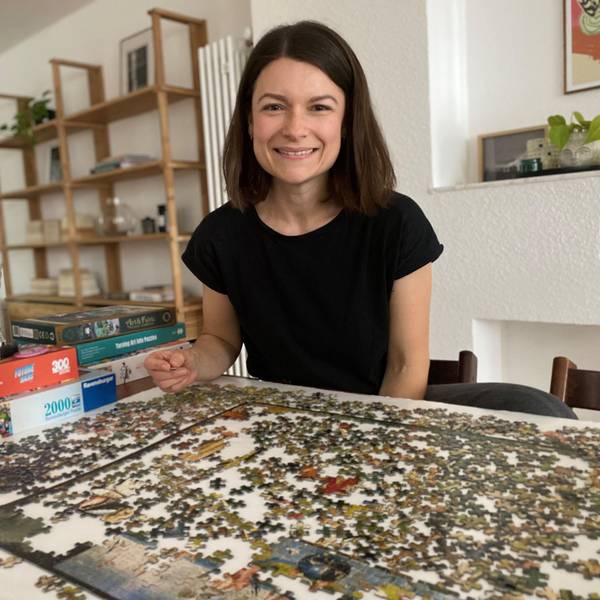 Zu sehen ist Erika Ritz beim puzzeln.