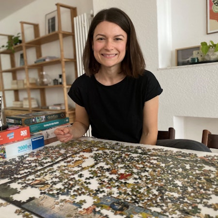 Zu sehen ist Erika Ritz beim puzzeln.