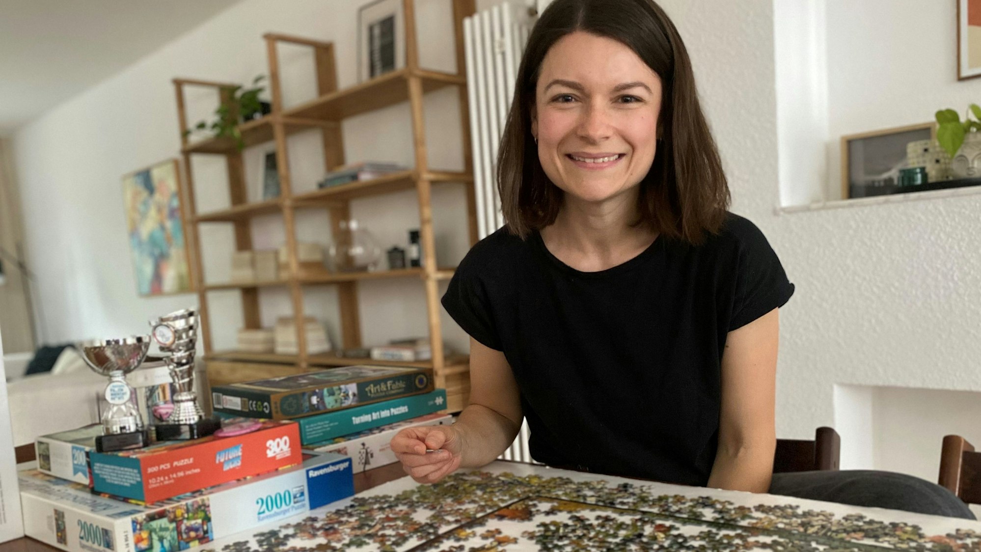 Zu sehen ist Erika Ritz beim puzzeln.