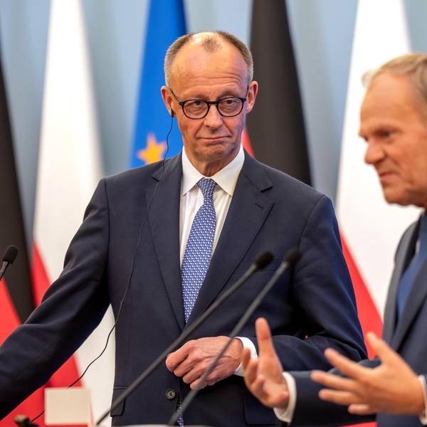 07.05.2025, Polen, Warschau: Der polnische Ministerpräsident Donald Tusk (r) und Bundeskanzler Friedrich Merz (CDU) geben eine gemeinsame Pressekonferenz. Die ersten beiden Antrittsbesuche von Merz gehen in die beiden wichtigsten Nachbarländer Frankreich und Polen. Foto: Michael Kappeler/dpa +++ dpa-Bildfunk +++