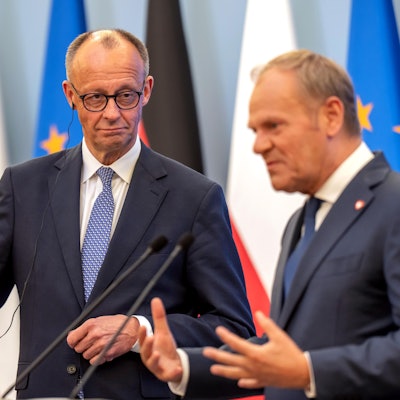 07.05.2025, Polen, Warschau: Der polnische Ministerpräsident Donald Tusk (r) und Bundeskanzler Friedrich Merz (CDU) geben eine gemeinsame Pressekonferenz. Die ersten beiden Antrittsbesuche von Merz gehen in die beiden wichtigsten Nachbarländer Frankreich und Polen. Foto: Michael Kappeler/dpa +++ dpa-Bildfunk +++
