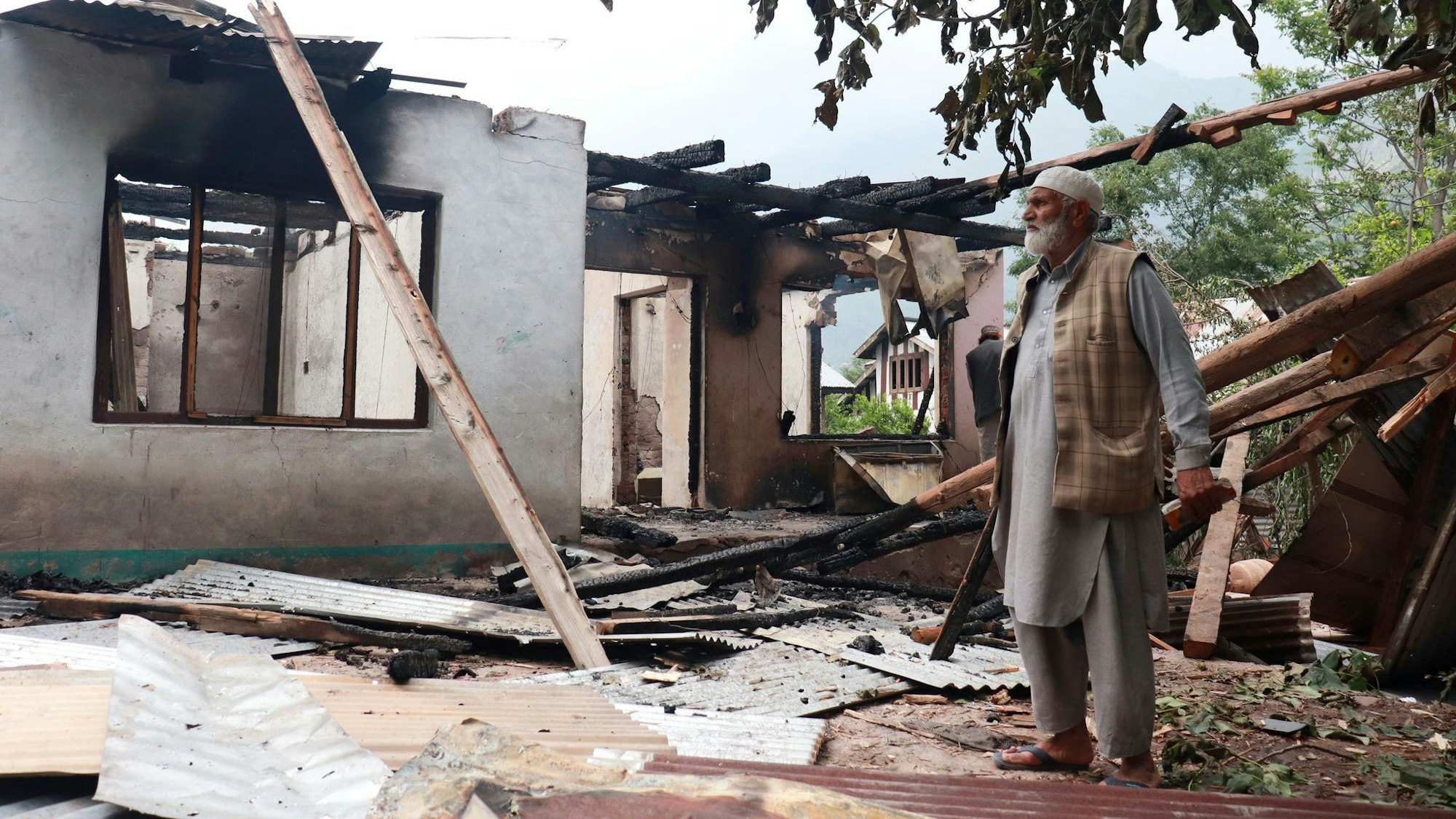 Ein Anwohner im indisch kontrollierten Kaschmir steht neben einem Haus, das durch pakistanischen Artilleriebeschuss beschädigt worden sein soll. (Foto Archiv)