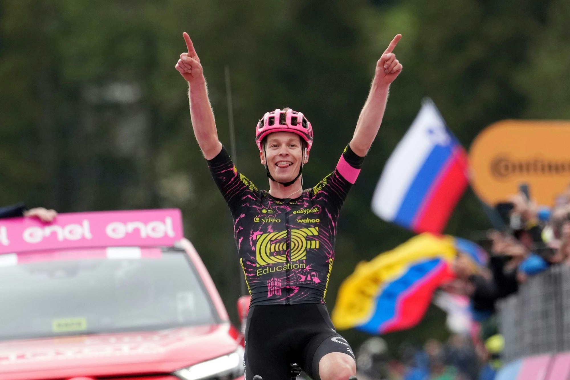 Beim Giro 2024: Georg Steinhauser bejubelt seinen ersten Etappensieg.