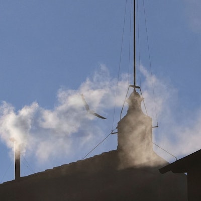 08.05.2025, Vatikan, Vatikanstadt: Weißer Rauch steigt am Abend des zweiten Tages des Konklaves zur Wahl eines neuen Papstes aus dem Schornstein der Sixtinischen Kapelle auf. Die katholische Kirche hat einen neuen Papst. Foto: Alessandra Tarantino/AP/dpa +++ dpa-Bildfunk +++