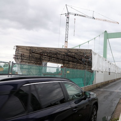 Großbaustelle: Sanierungsarbeiten auf der Mülheimer Brücke.
