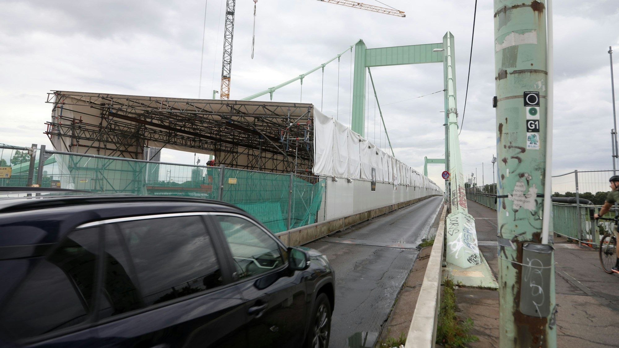 Großbaustelle: Sanierungsarbeiten auf der Mülheimer Brücke.
