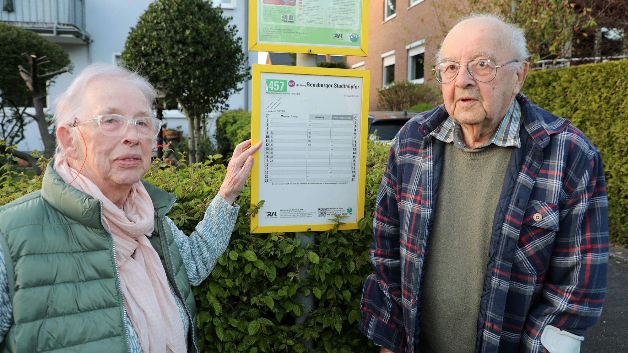 Martina (87) und Manfred (89) Reuscher stehen an einer Haltestelle des „Bensberger Stadthüpfer“.