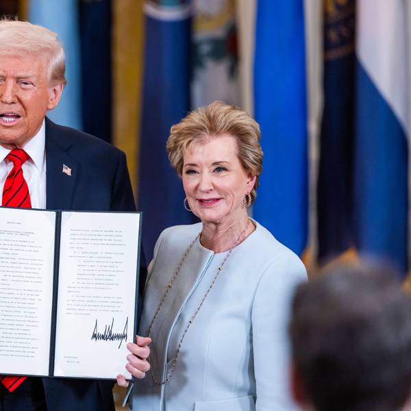 Präsident Donald Trump steht bei einer Zeremonie mit Bildungsministerin Linda McMahon zusammen. (Archivbild)