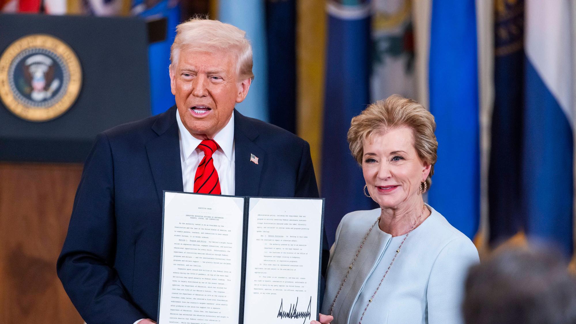 Präsident Donald Trump steht bei einer Zeremonie mit Bildungsministerin Linda McMahon zusammen. (Archivbild)