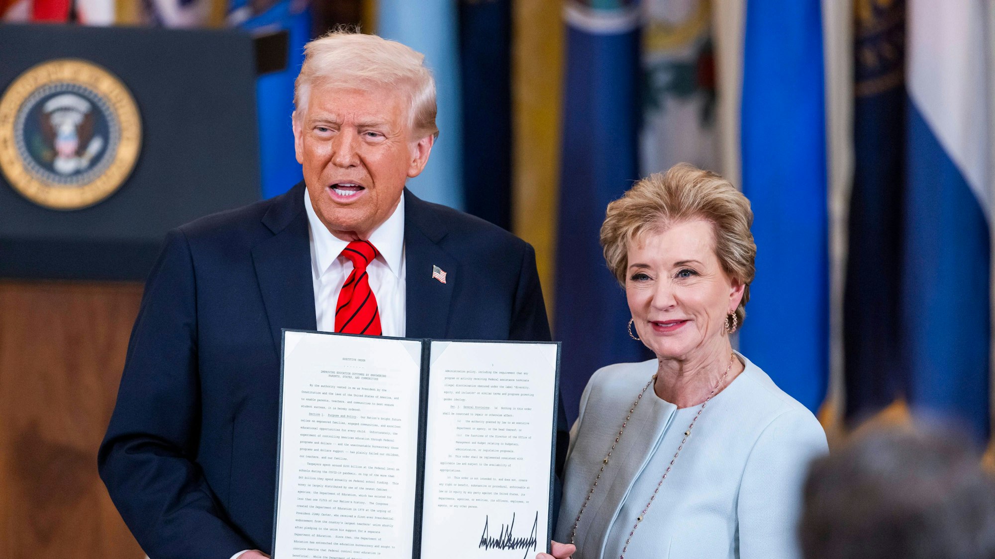 Präsident Donald Trump steht bei einer Zeremonie mit Bildungsministerin Linda McMahon zusammen. (Archivbild)