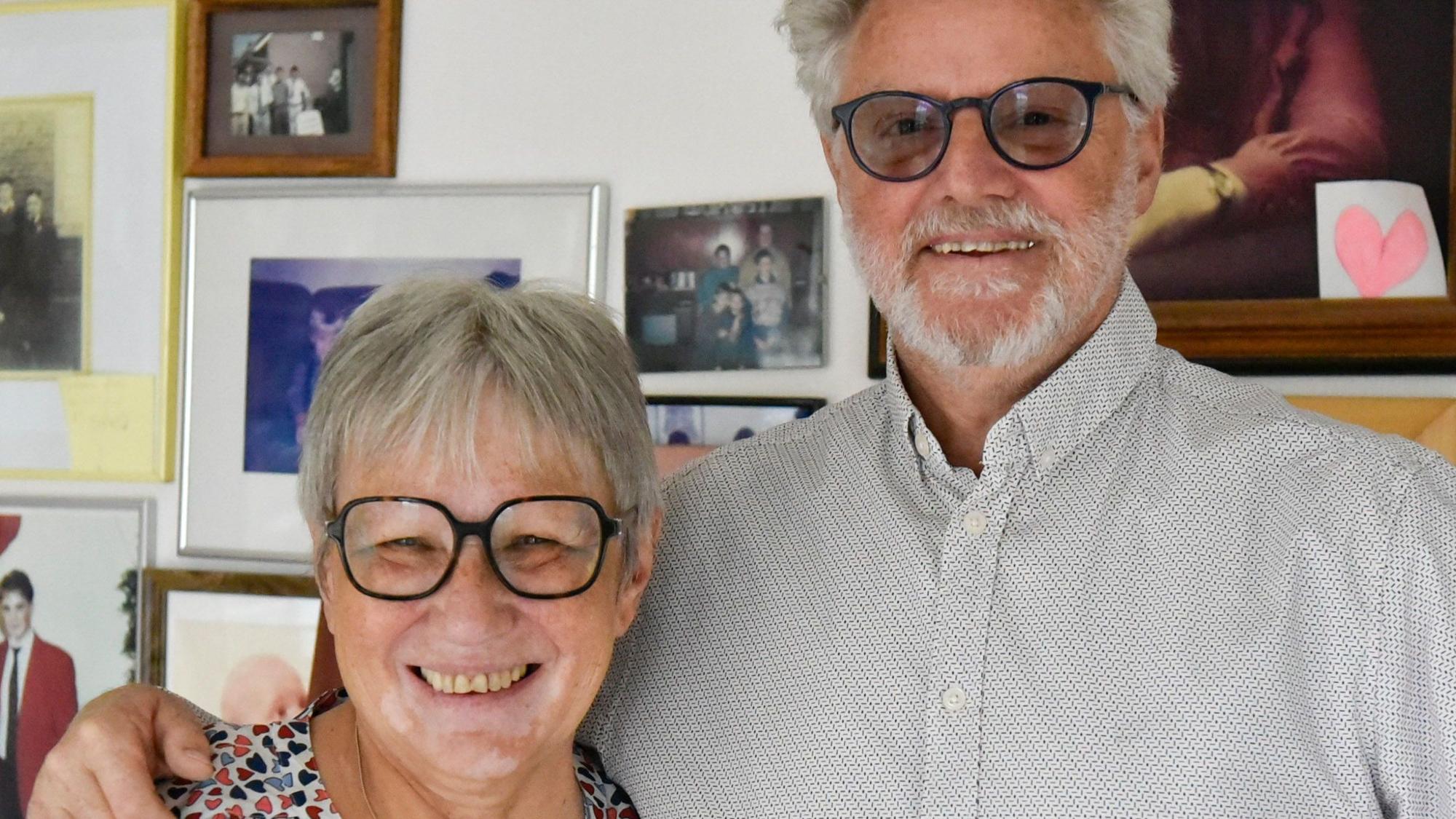 Ein Mann und eine Frau lächeln.