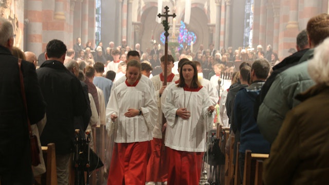 Auf dem Bild ist eine Messe zu sehen.