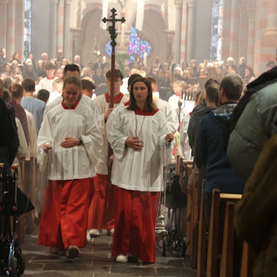 Auf dem Bild ist eine Messe zu sehen.