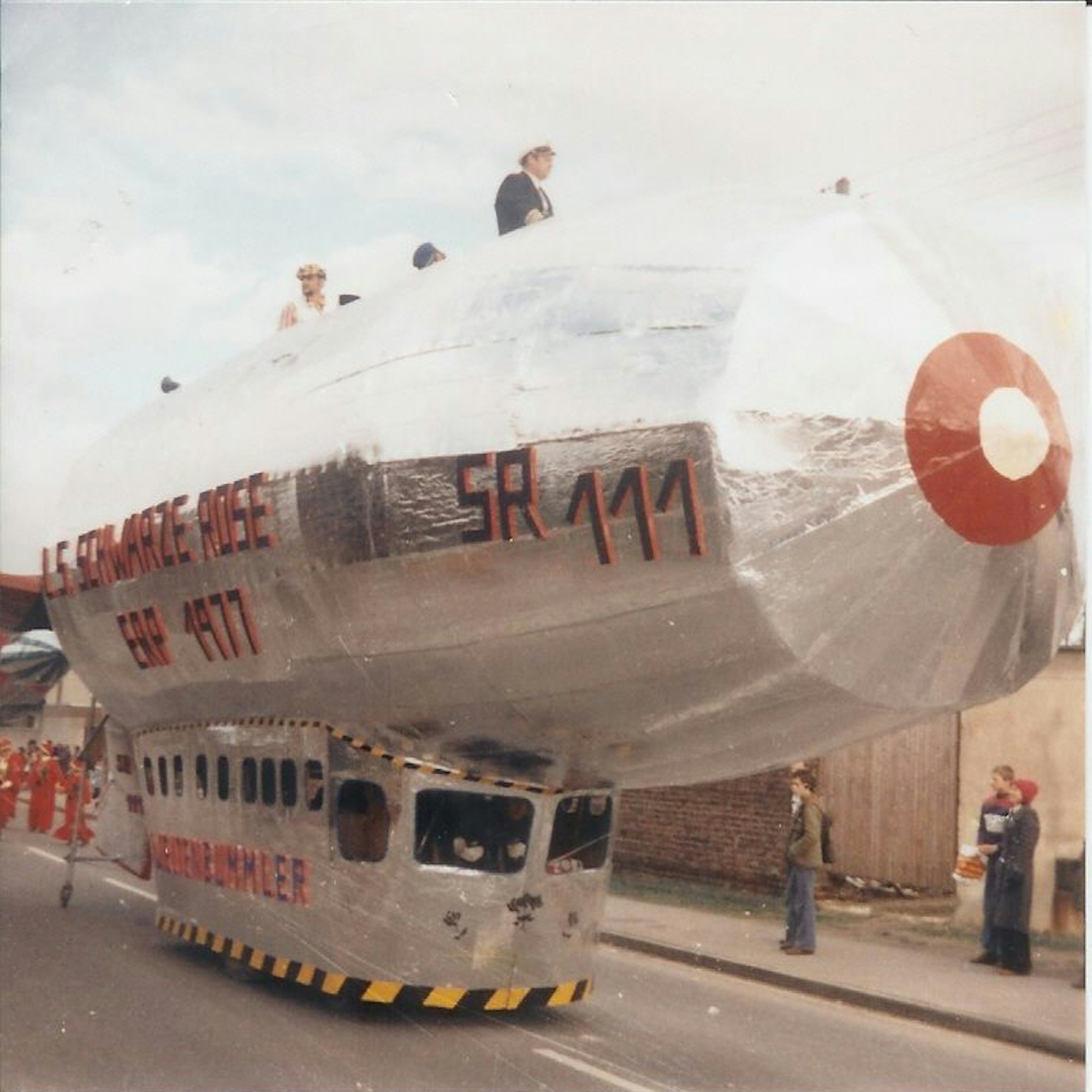 Zu sehen ist ein Karnevalswagen in Form eines Zeppelins.