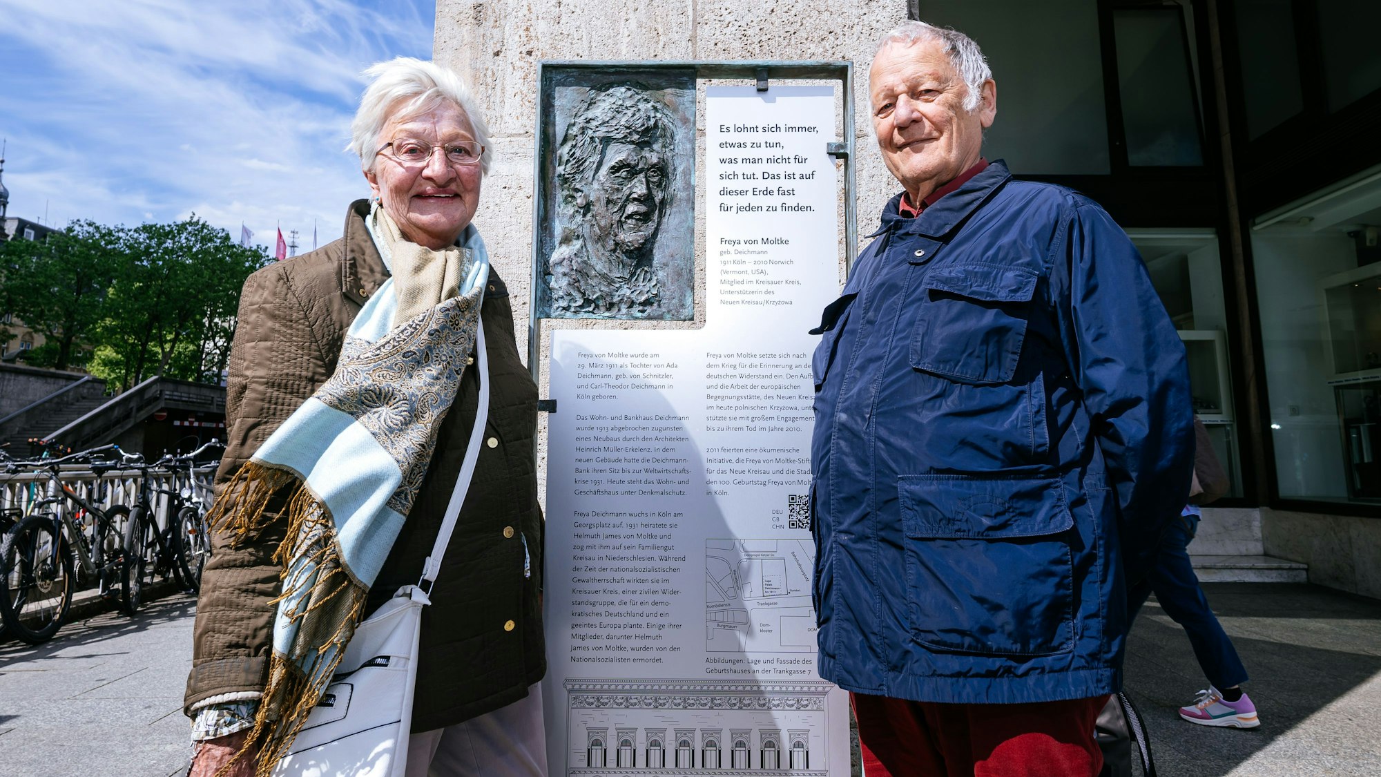 Hannelore Bartscherer und Walter Ludwigs vor der Freya von Molke-Gedenkstele.