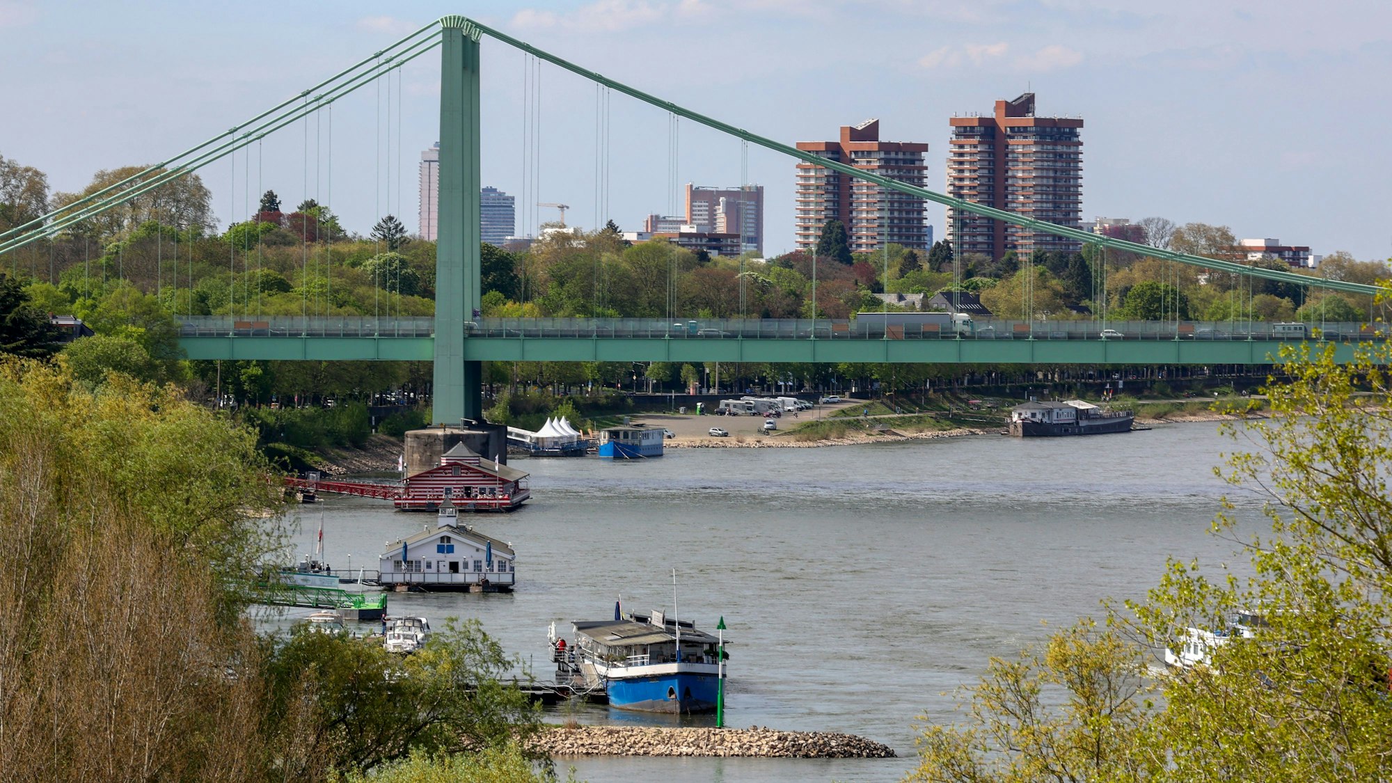 19.04.2025
Köln
Übersicht:
Rodenkirchener Brücke
Aufgenommen vom Riesenrad der Osterkirmis in Rodenkirchen
Foto: Martina Goyert