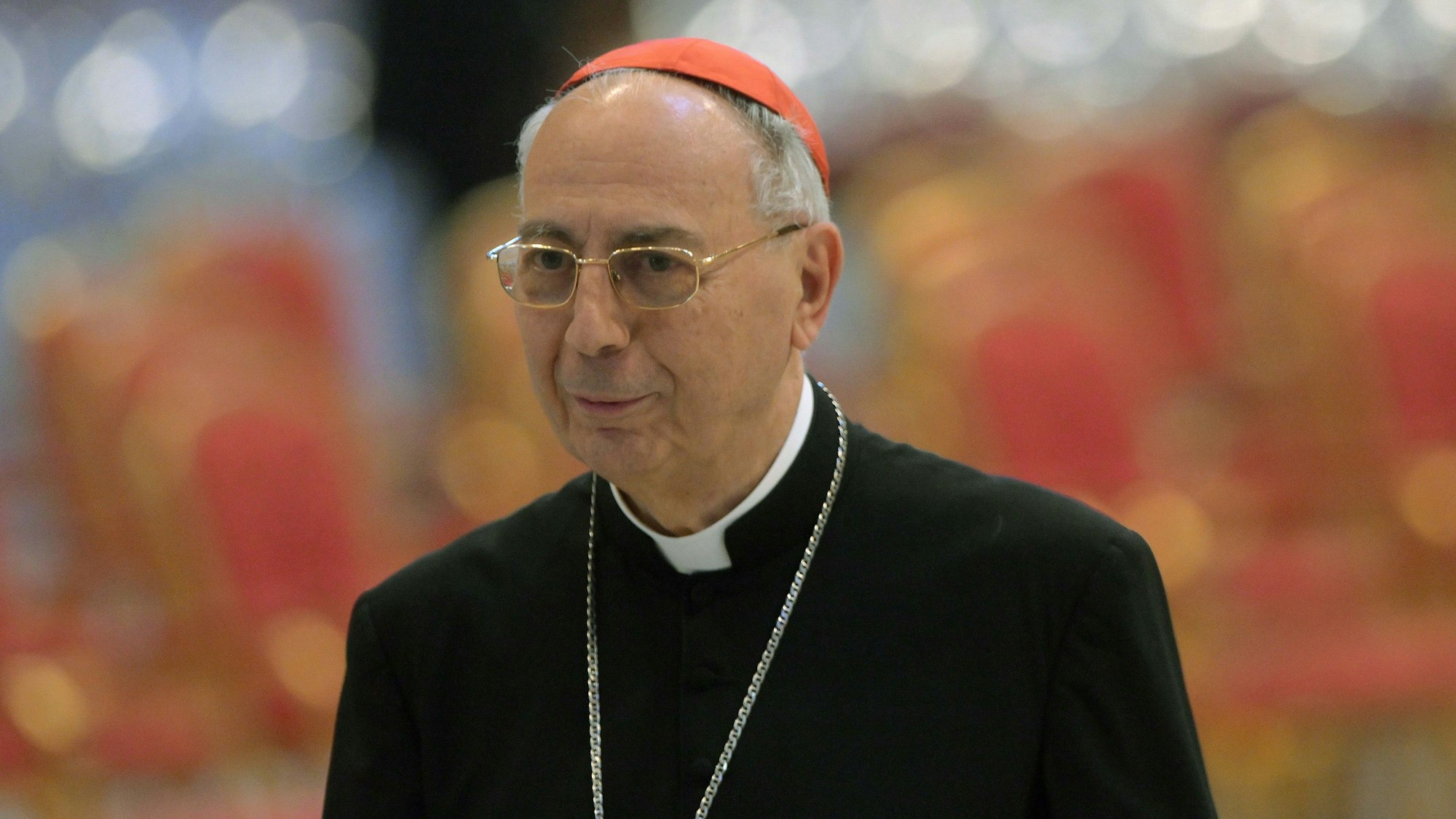 Das Foto zeigt Kardinal Dominique Mamberti, bei der Teilnahme an einer Messe für den verstorbenen Papst Franziskus am fünften von neun Trauertagen im Petersdom im Vatikan teilnimmt. Foto: Alessia Giuliani/IPA via ZUMA Press/dpa