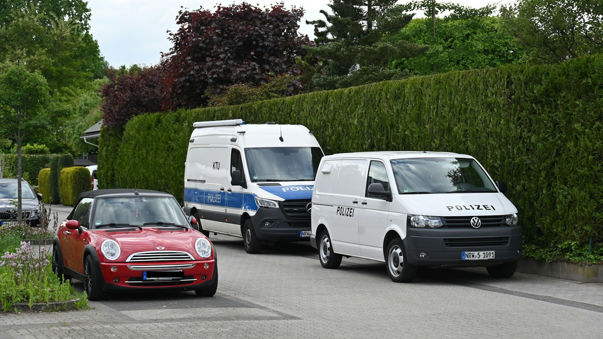 Das Bild zeigt Einsatzfahrzeuge der Mordkommission am Tatort.