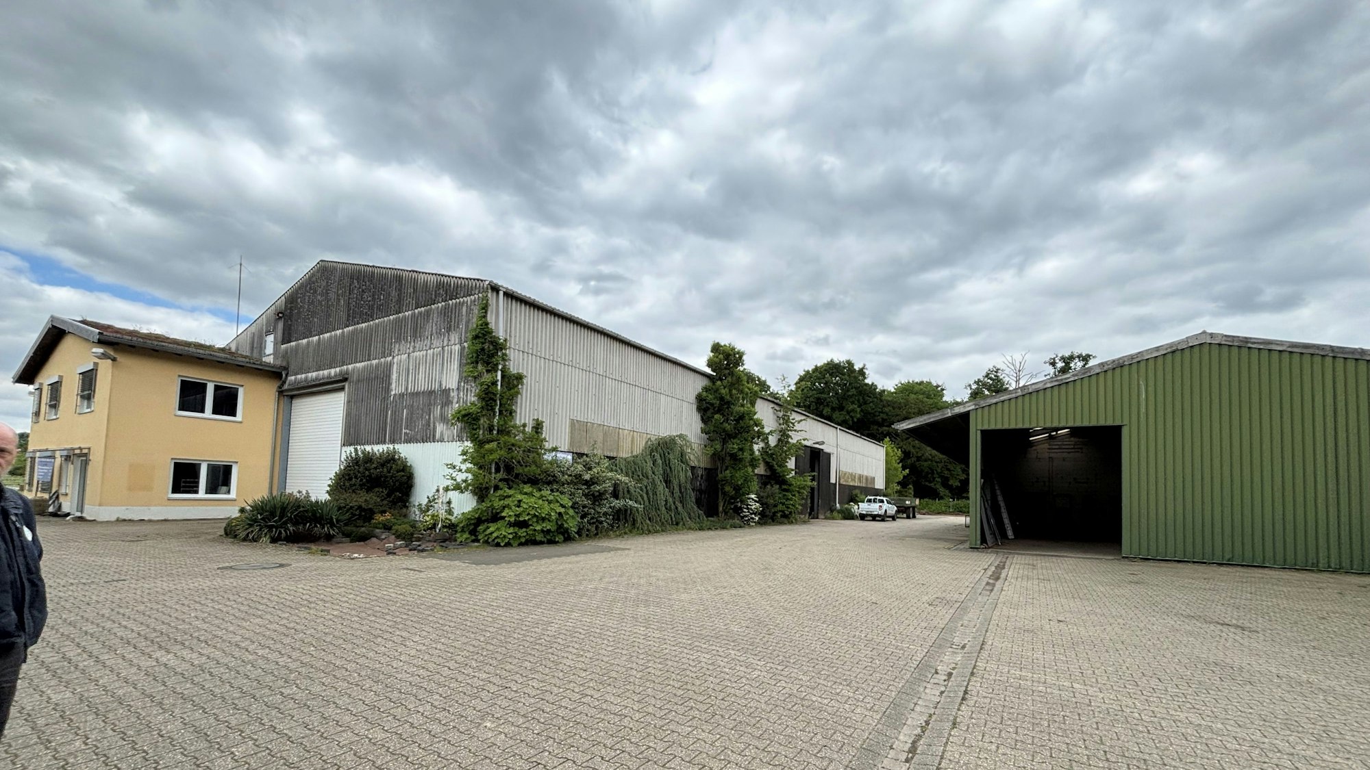 Auf dem Bild sind Hallen und Gebäude zu sehen.