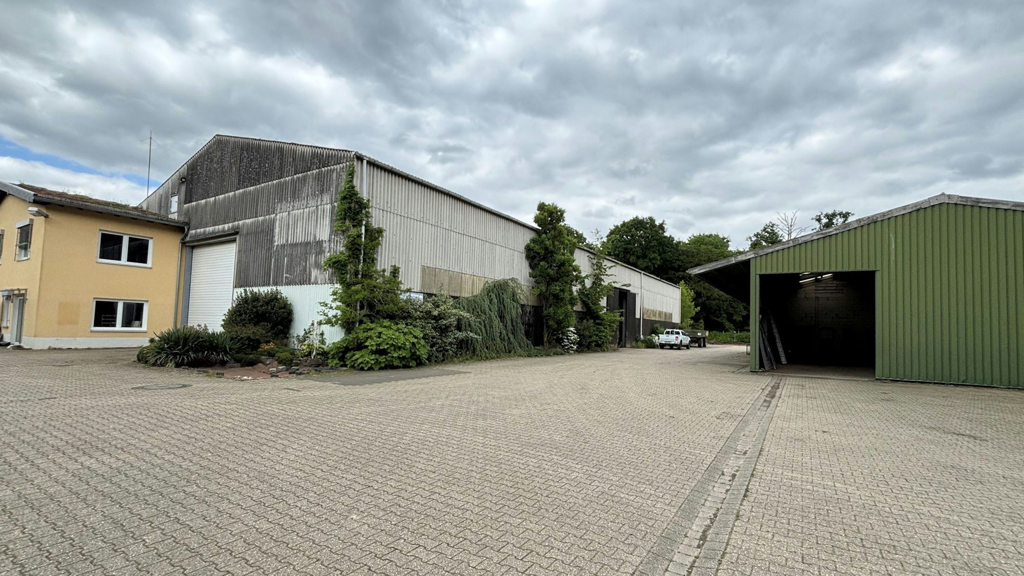 Auf dem Foto sind Bürogebäude und Werkhallen zu sehen.