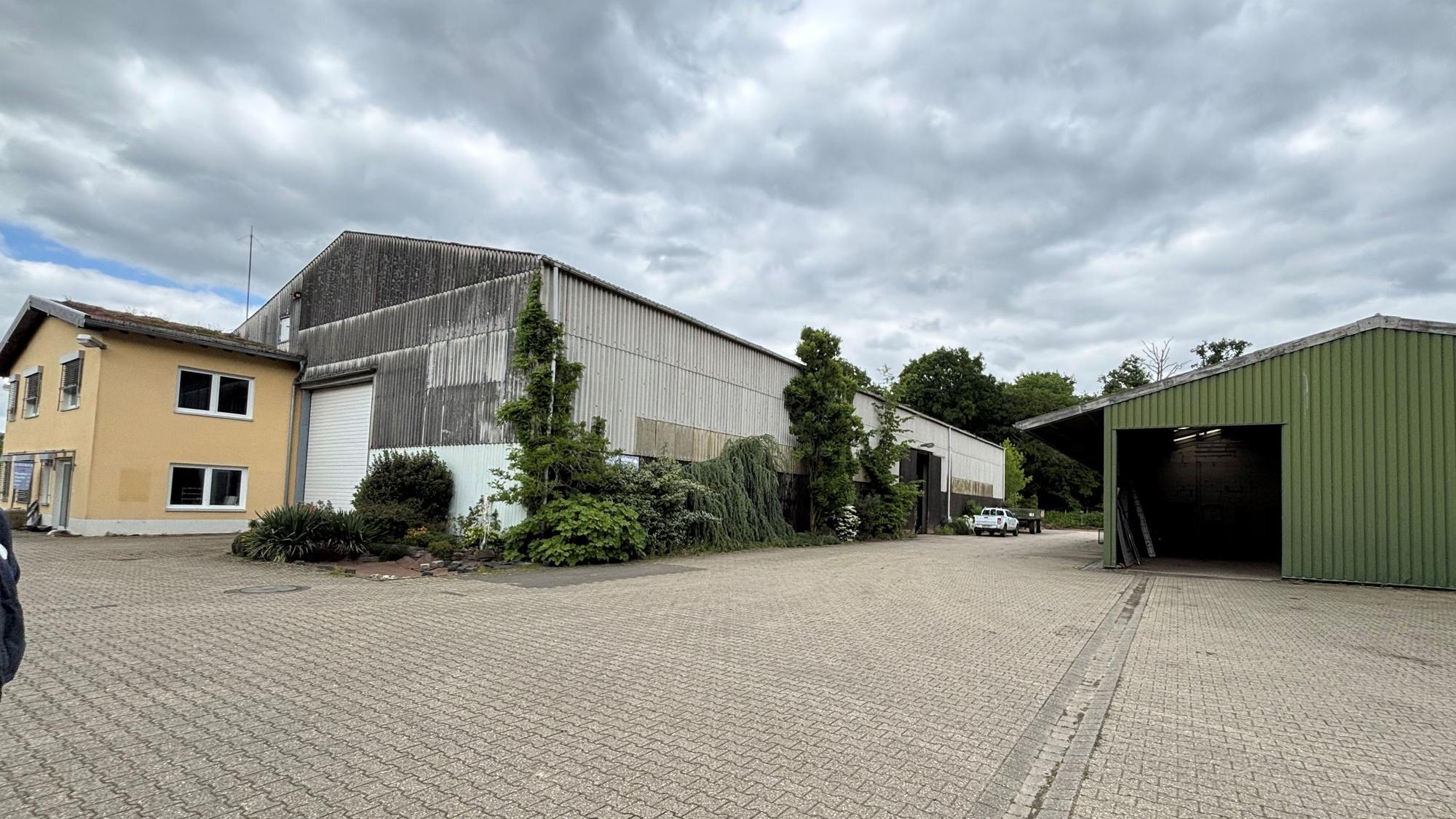 Auf dem Bild sind zwei Hallen auf dem Gelände des Unternehmens zu sehen.