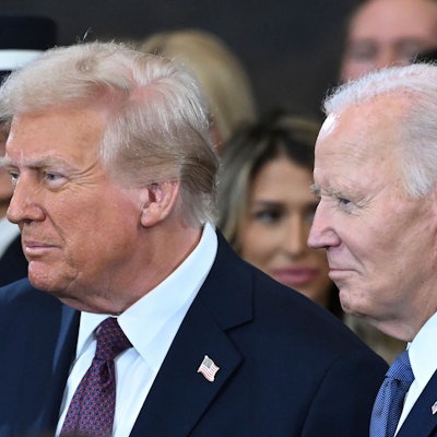 ARCHIV - 20.01.2025, USA, Washington: Präsident Joe Biden (r) und der damals designierte Präsident Donald Trump stehen zusammen vor dem Beginn der Amtseinführung des Präsidenten im Januar 2025 in der Rotunde des US-Kapitols in Washington. (zu dpa: «Biden über Trump: «Was für ein Präsident redet so?»») Foto: Saul Loeb/POOL AFP/AP/dpa +++ dpa-Bildfunk +++