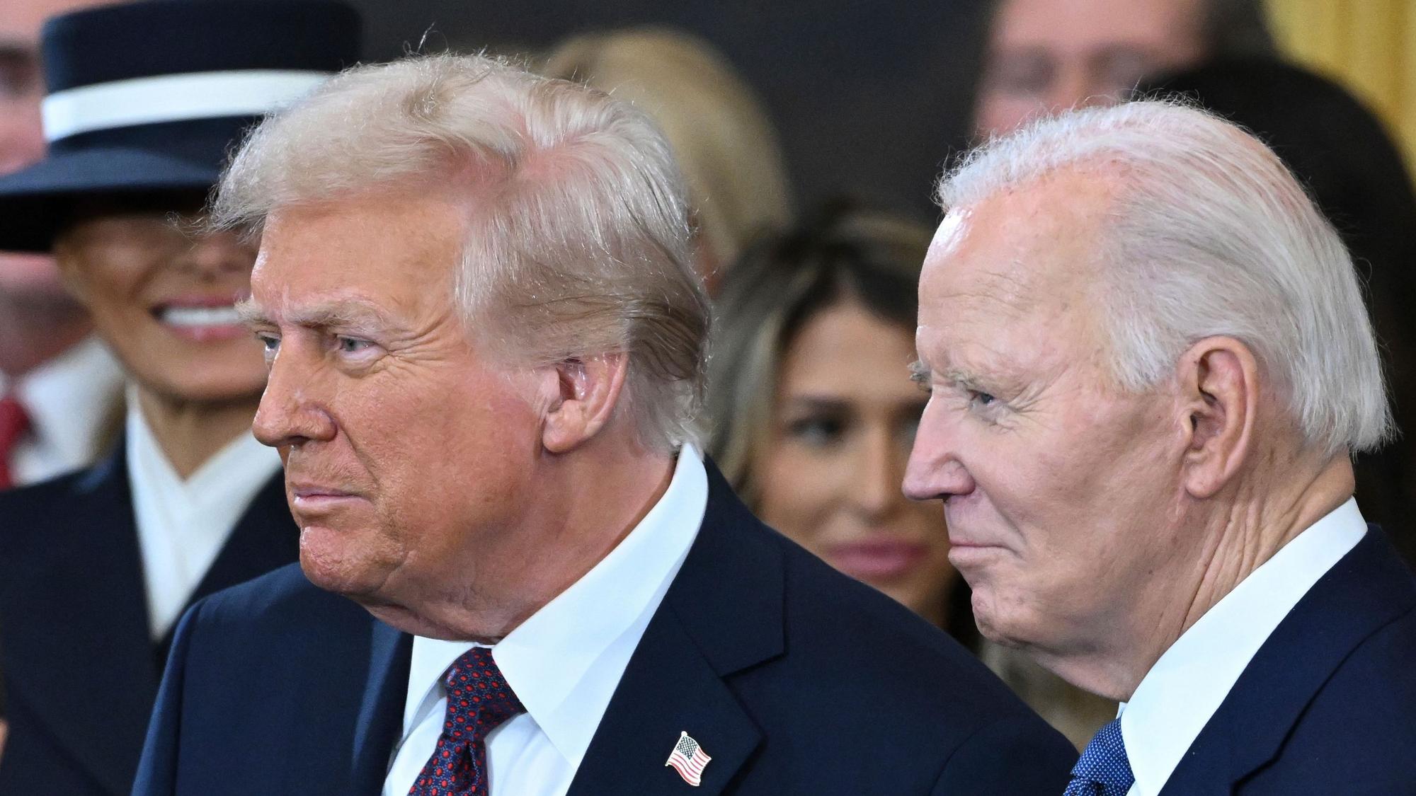 ARCHIV - 20.01.2025, USA, Washington: Präsident Joe Biden (r) und der damals designierte Präsident Donald Trump stehen zusammen vor dem Beginn der Amtseinführung des Präsidenten im Januar 2025 in der Rotunde des US-Kapitols in Washington. (zu dpa: «Biden über Trump: «Was für ein Präsident redet so?»») Foto: Saul Loeb/POOL AFP/AP/dpa +++ dpa-Bildfunk +++