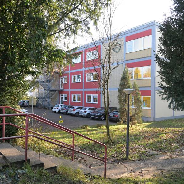 Das zweistöckige Gebäude ist von außen zu sehen.