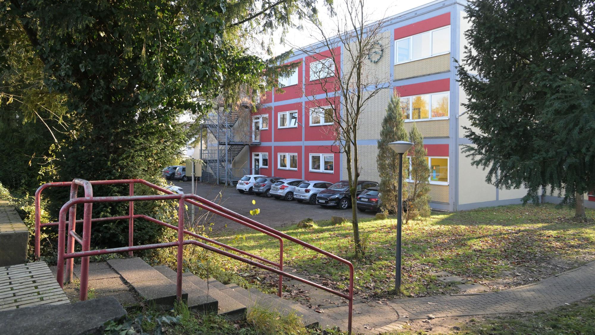 Das zweistöckige Gebäude ist von außen zu sehen.