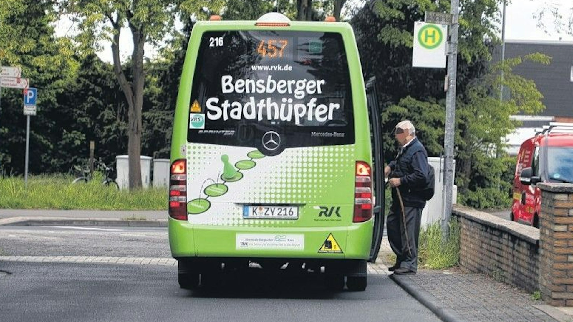 Ein Mann steigt in den Quartiersbus „Bensberger Stadthüpfer“ ein.