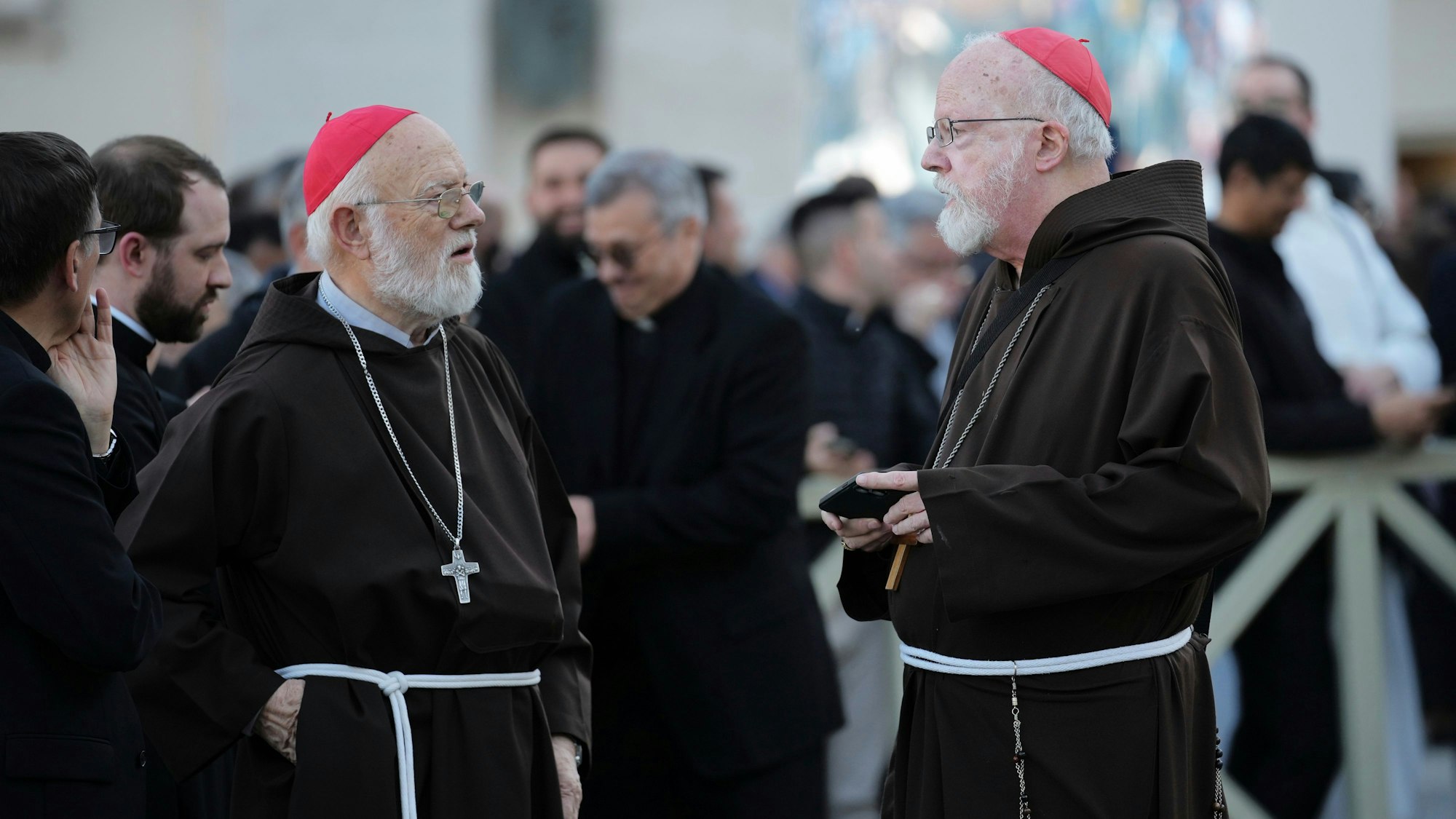 Das Foto zeigt Kardinal Sean O'Malley (r) und Kardinal Celestino Aos Braco bei einer Unterhaltung, nachdem weißer Rauch aus dem Schornstein der Sixtinischen Kapelle aufgestiegen ist.Foto: Andrew Medichini/AP/dpa
