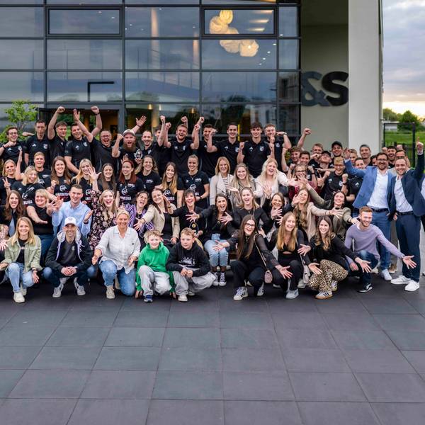 Die Sieger der Sportlerwahl 2024 jubeln vor dem Gebäude von F&S concept in Euskirchen.