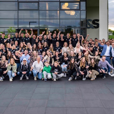 Das Gruppenbild zeigt die jubelnden Sieger der Sportlerwahl 2024 der Kölnischen Rundschau und des Kölner Stadt-Anzeigers in Euskirchen.