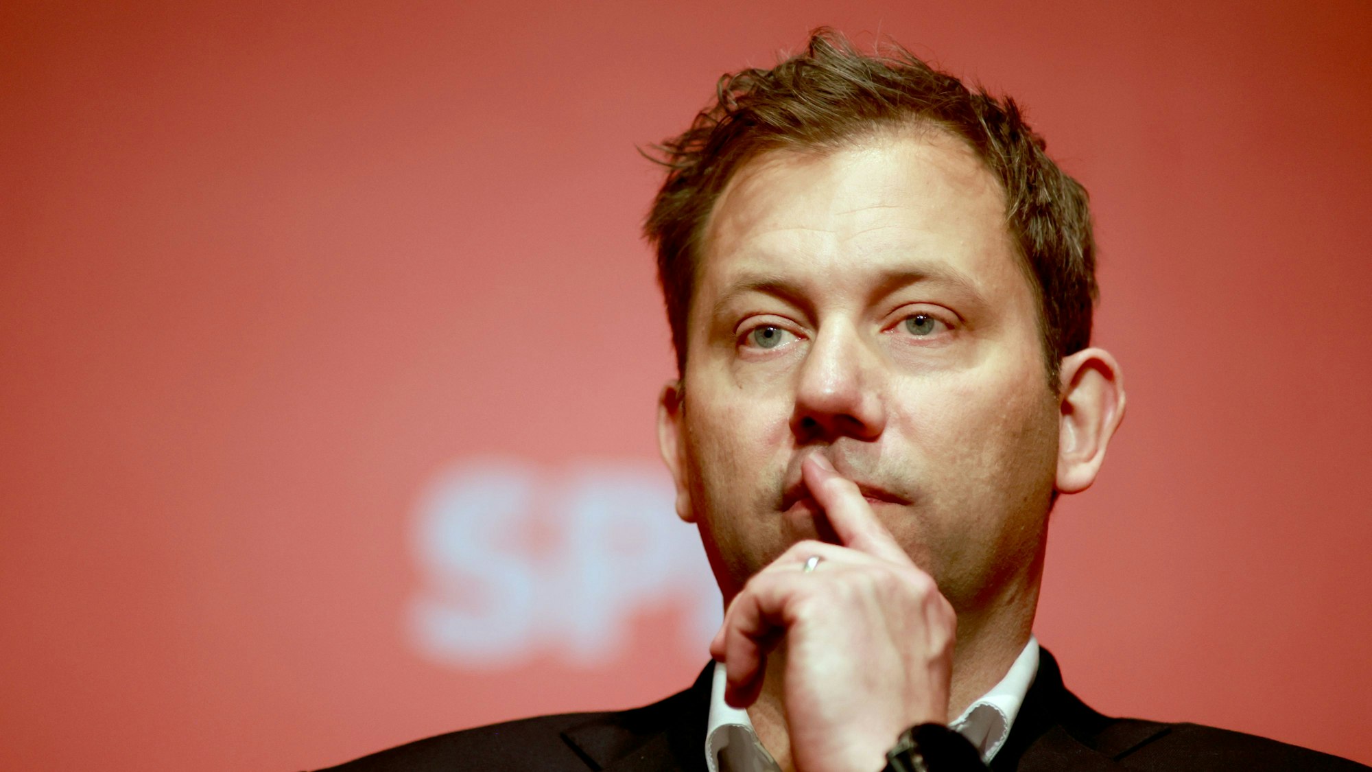 Nahaufnahme von Lars Klingbeil bei der Dialogkonferenz zum SPD-Mitgliedervotum, während er sich den Fragen der Teilnehmer stellt. (Archivbild)