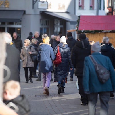 Zahlreiche Menschen gehen über die Werther Straße in Bad Münstereifel.