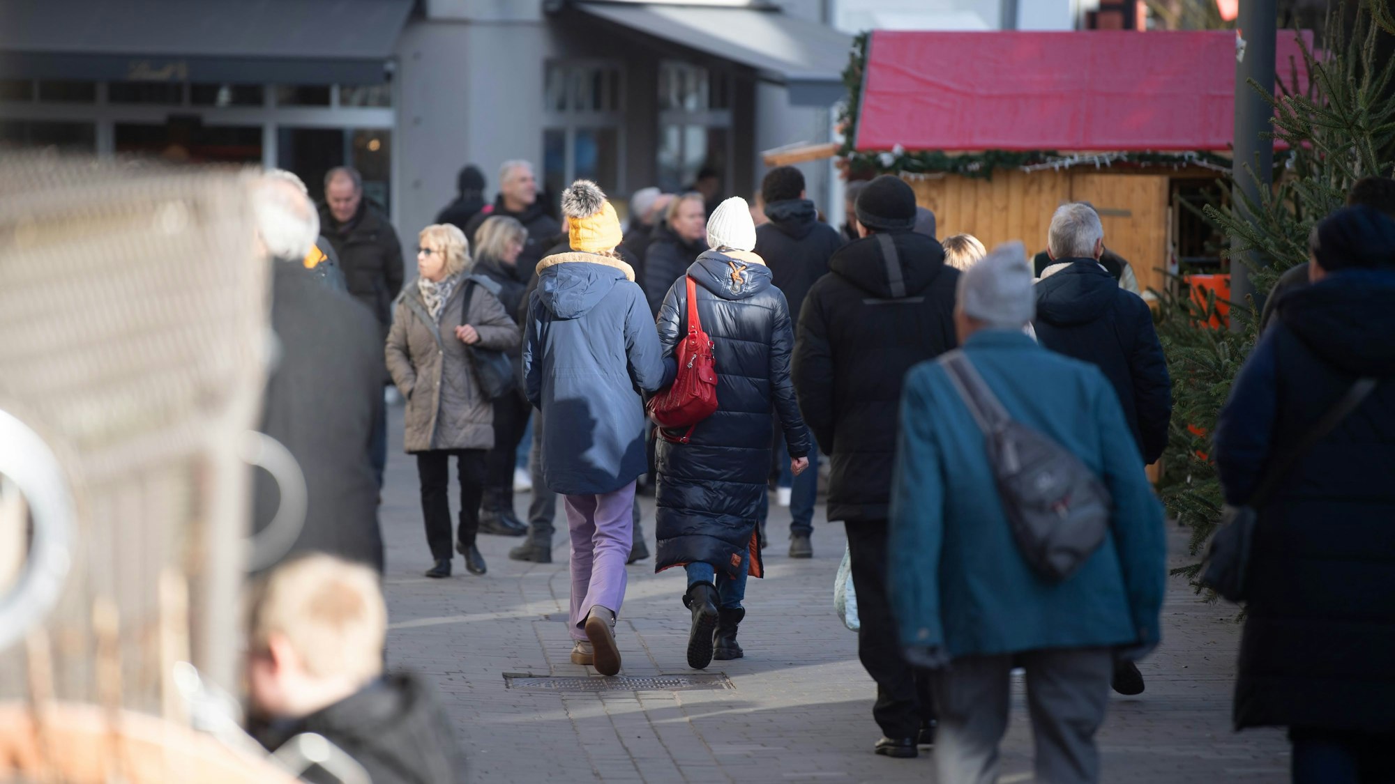 Zahlreiche Menschen gehen über die Werther Straße in Bad Münstereifel.