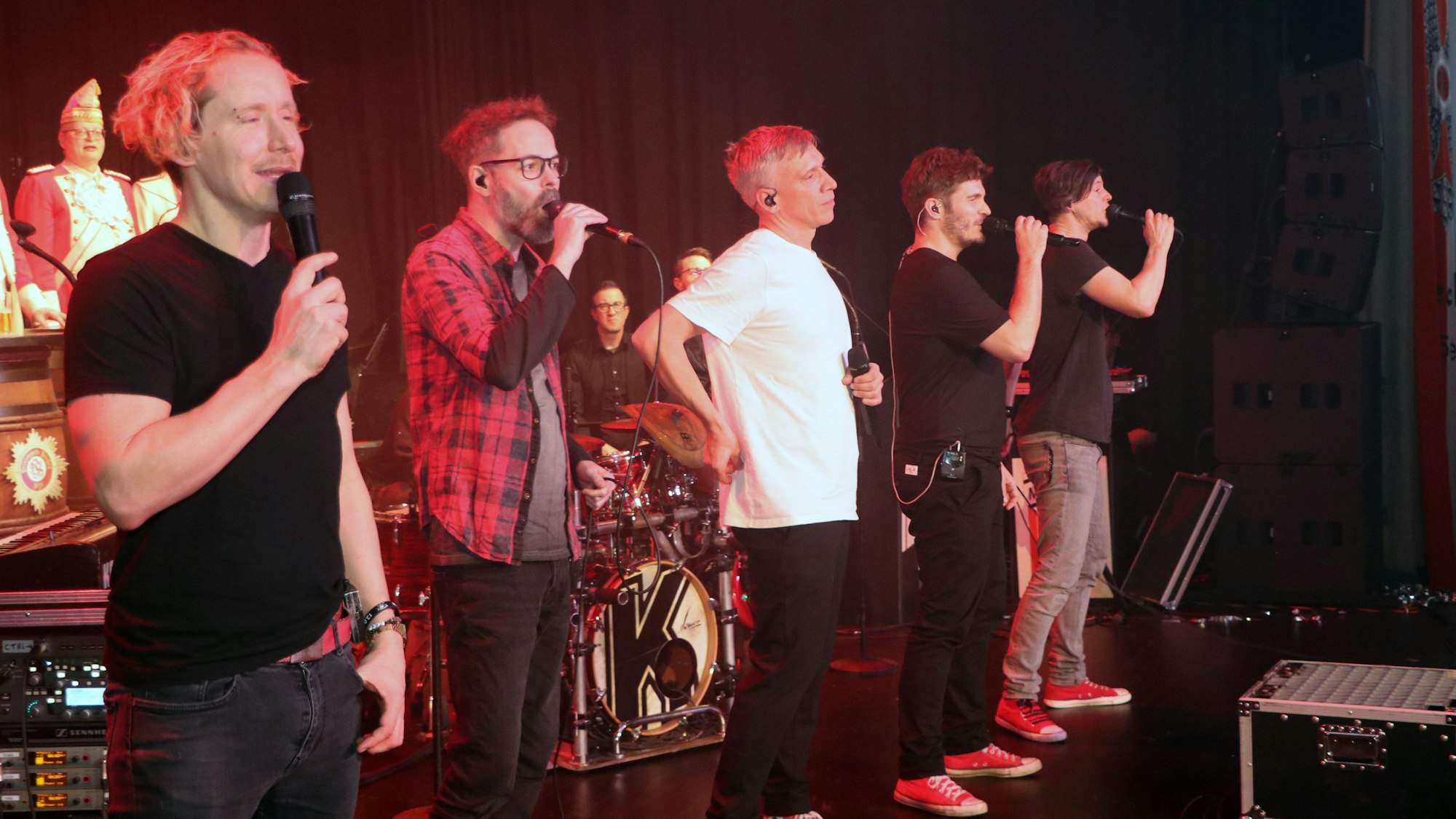 Mitglieder der Kasalla-Band stehen auf der Bühne