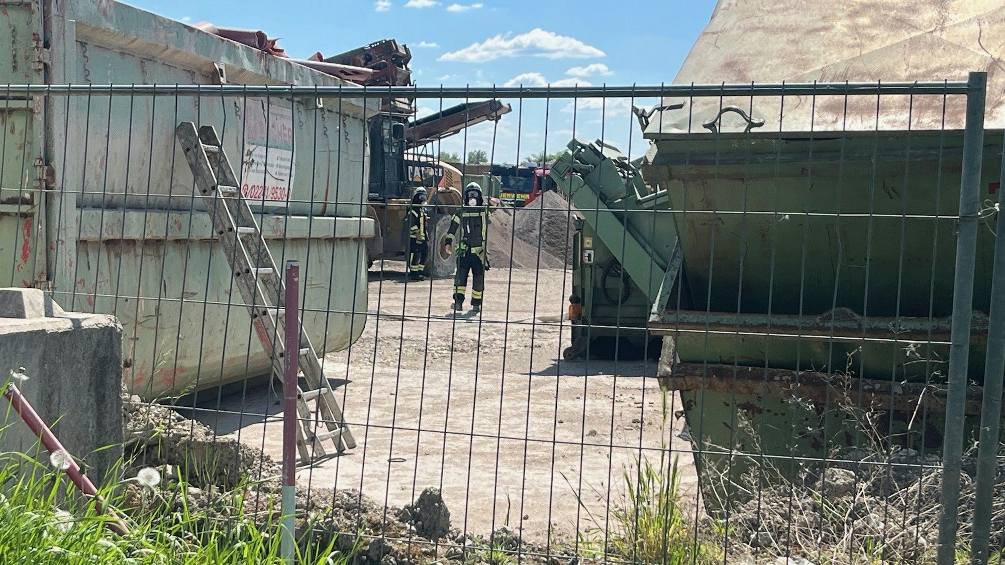 Das Gelände in dem Gewerbegebiet in Mondorf ist großräumig abgesperrt worden.