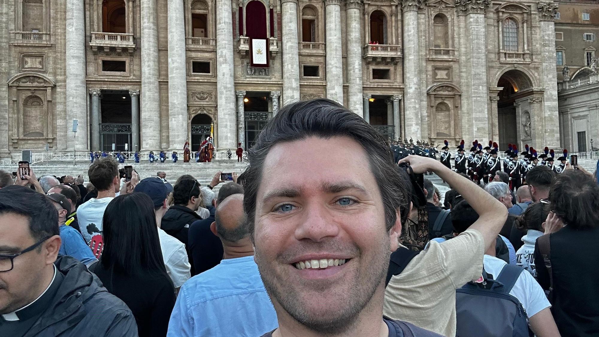 Der Landtagsabgeordnete Thomas Okos auf dem Petersplatz zu sehen, im Hintergrund ist der Balkon zu erkennen, auf dem sich der neue Papst zeigen wird.