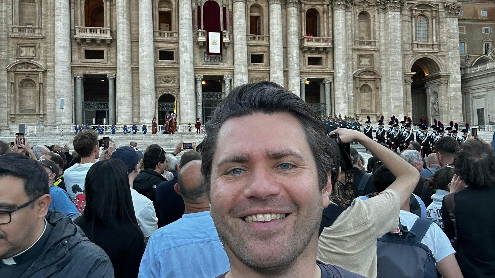 Der Landtagsabgeordnete Thomas Okos auf dem Petersplatz zu sehen, im Hintergrund ist der Balkon zu erkennen, auf dem sich der neue Papst zeigen wird.