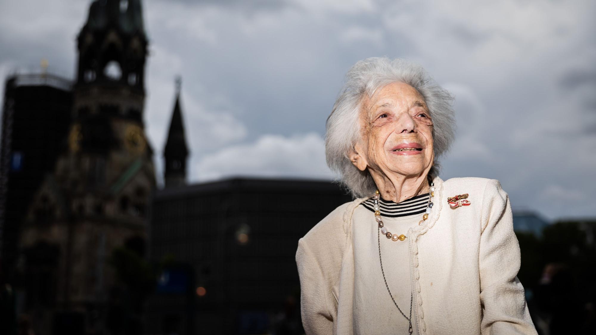 ARCHIV - 25.08.2024, Berlin: Margot Friedländer, Holocaust-Überlebende, kommt zur Verleihung des Ernst-Lubitsch-Preises 2024 in den Zoo Palast. Die Holocaust-Überlebende Margot Friedländer ist tot. Sie starb am Freitag im Alter von 103 Jahren, wie die Margot Friedländer Stiftung mitteilte. Foto: Christoph Soeder/dpa +++ dpa-Bildfunk +++
