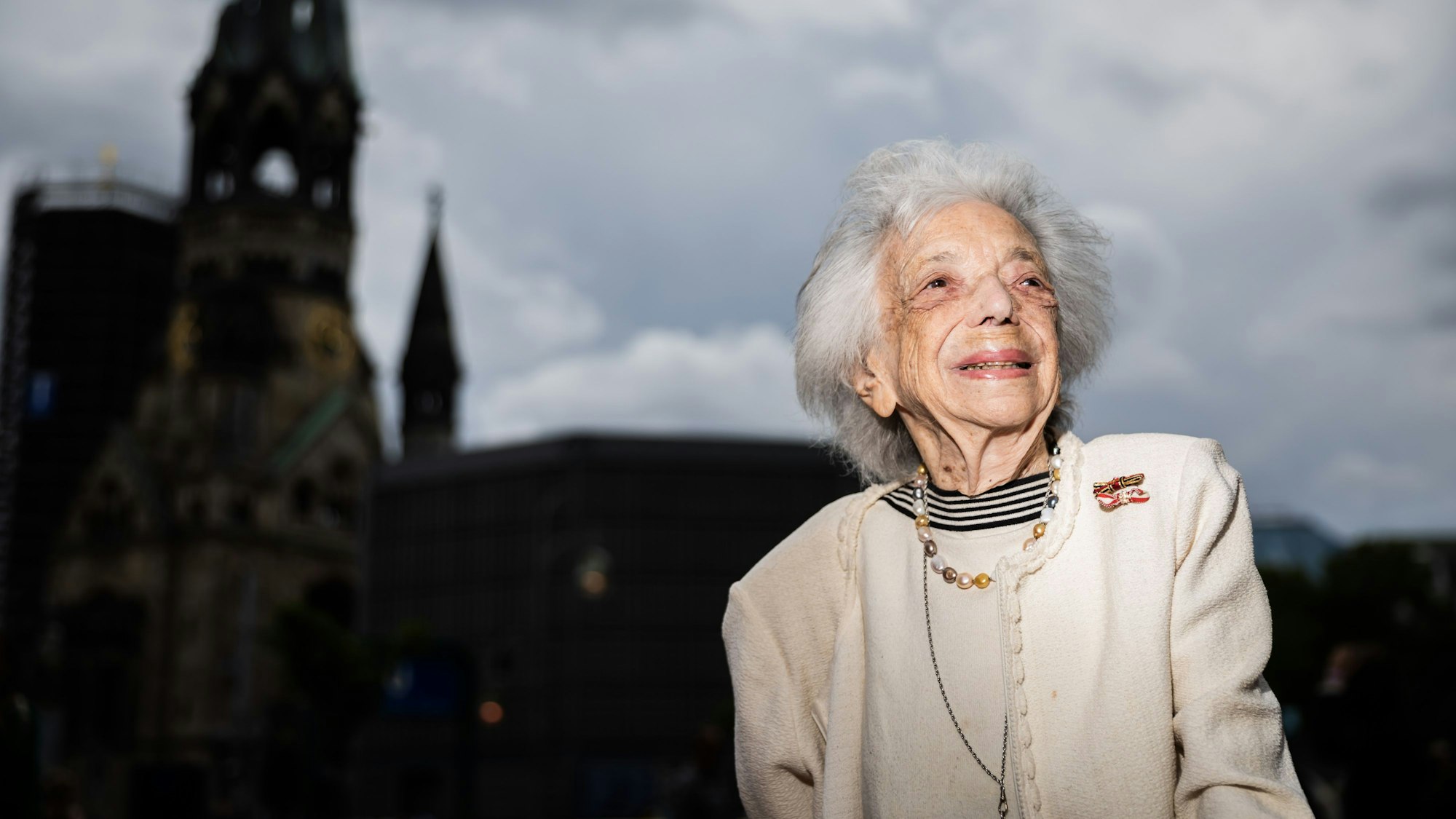 ARCHIV - 25.08.2024, Berlin: Margot Friedländer, Holocaust-Überlebende, kommt zur Verleihung des Ernst-Lubitsch-Preises 2024 in den Zoo Palast. Die Holocaust-Überlebende Margot Friedländer ist tot. Sie starb am Freitag im Alter von 103 Jahren, wie die Margot Friedländer Stiftung mitteilte. Foto: Christoph Soeder/dpa +++ dpa-Bildfunk +++