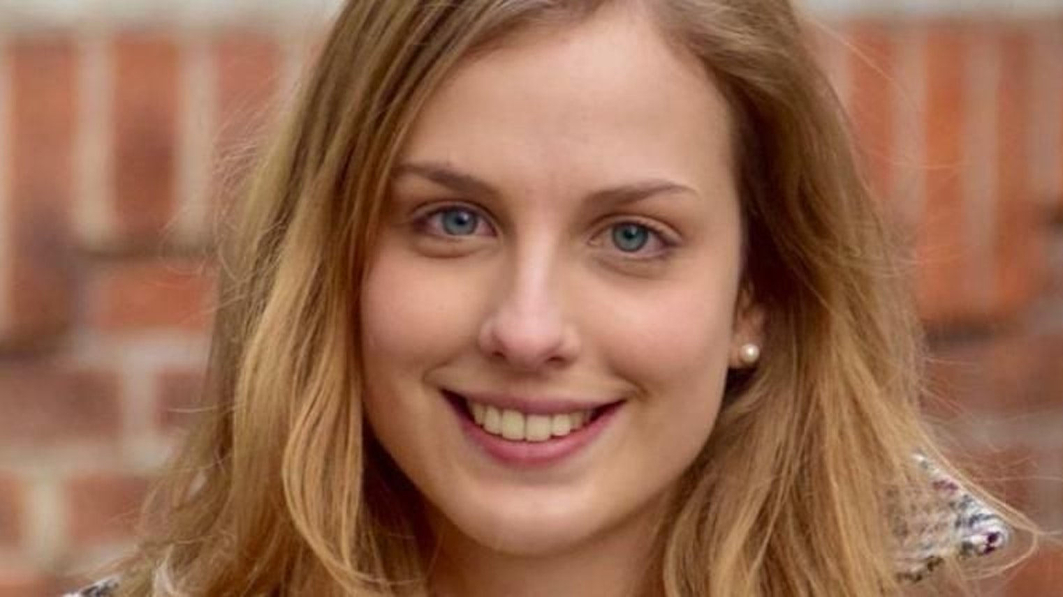 Das Foto zeigt eine junge Frau mit blondem Haar.