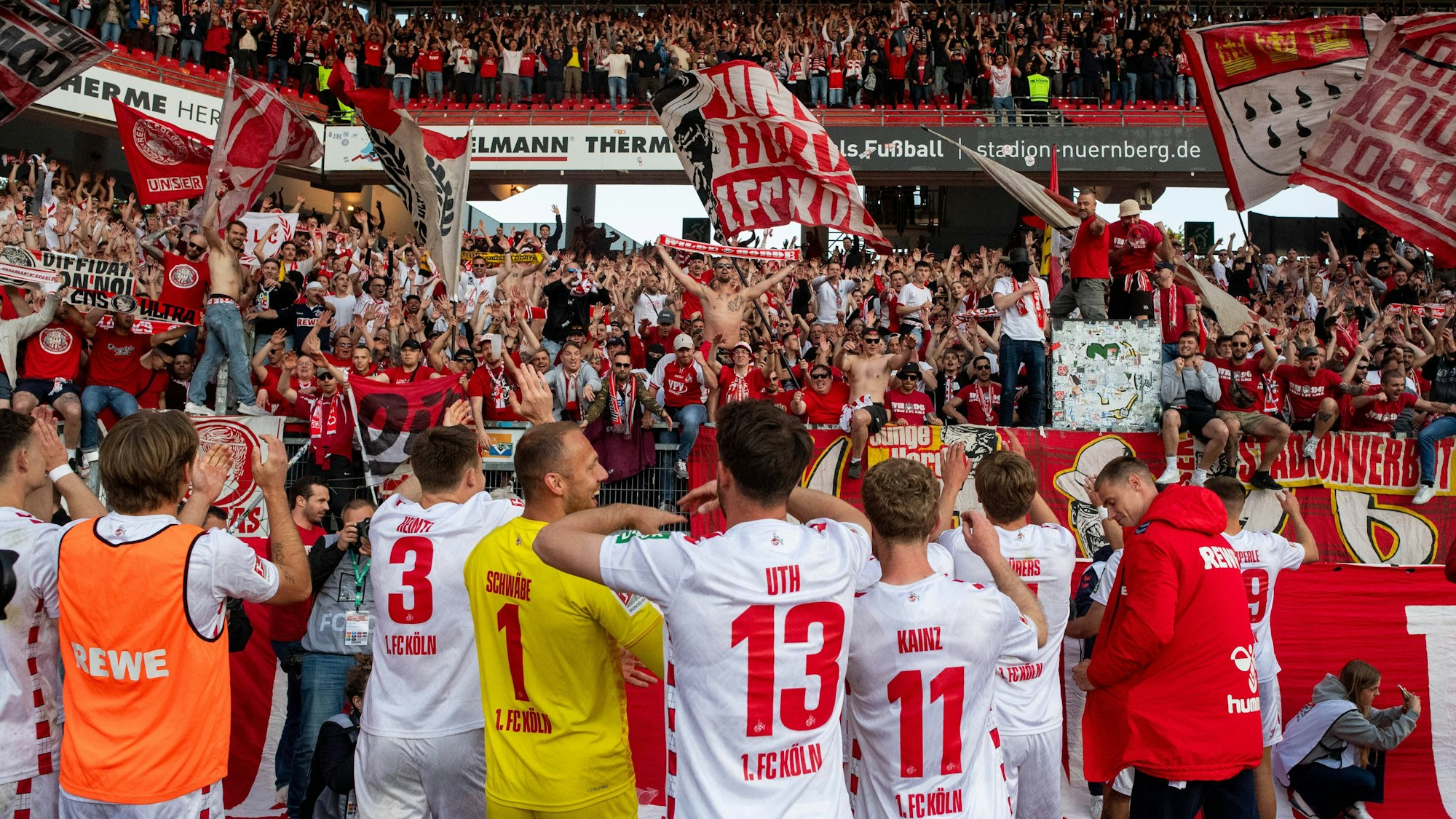 Freude und Glück überall im Kölner Lager: Die FC-Mannschaft feiert nach dem 2:1 vor der Fankurve.